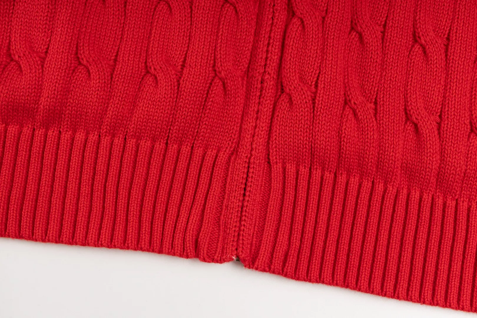 P260 #R98 RALPH LAUREN Ralph Lauren nine-color classic small label embroidery logo full zipper knitted cable cardigan sweater, high-density LOGO embroidery on the chest, original customization of tag accessories. Made of pure cotton yarn, pure cotton is skin-friendly and comfortable, small label war horse embroidered twist zipper cardigan sweater 🐎 high quality, follow the blogger to learn how to wear it! Let’s buy a Ralph Lauren cable sweater. It’s a super hard-to-find series after it became popular. It’s hard to find one on the official website. It’s simple and practical to wear, with a lazy and loose feel. The thickened fabric has more texture, feels soft and delicate, and has a loose fit. Whether worn alone or layered, you can wear different styles of fashion with just one piece!   Size：XS S M L